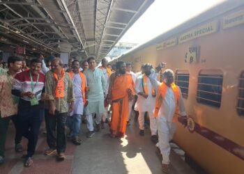 west bengal election : मतदारांना नेण्यासाठी मुंबई ते बंगाल विशेष ट्रेन, भाजपची खेळी..