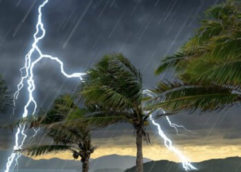 महाराष्ट्रात उष्णतेनंतर आता गारपिटीचा मोठा इशारा; शेतकऱ्यांची चिंता वाढली