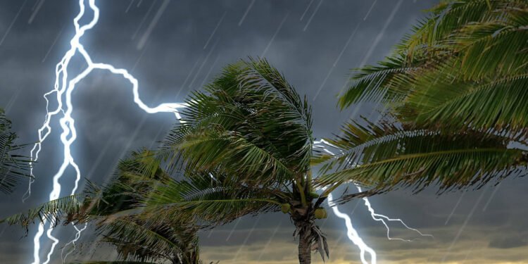 महाराष्ट्रात उष्णतेनंतर आता गारपिटीचा मोठा इशारा; शेतकऱ्यांची चिंता वाढली