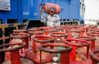 LPG : पश्चिम आशियातील तणावामुळे भारतातील एलपीजी पुरवठ्यावर मोठा परिणाम; सावरण्यासाठी ३-४ वर्षे लागण्याची शक्यता