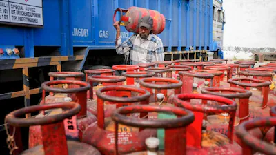 LPG : पश्चिम आशियातील तणावामुळे भारतातील एलपीजी पुरवठ्यावर मोठा परिणाम; सावरण्यासाठी ३-४ वर्षे लागण्याची शक्यता
